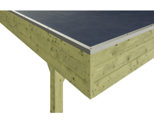 Detailní pohled na dřevěný carport s bitumenovou střechou