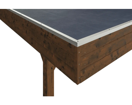 Střecha dřevěného domu s bitumenovou hydroizolací a kovovým lemováním