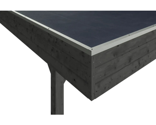 Detailní pohled na dřevěný zahradní pavilon s plochou střechou a stříbrným lemem střechy