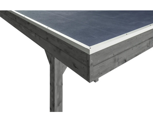 Detailní pohled na dřevěný altán se střešní lepenkou a boční atikou