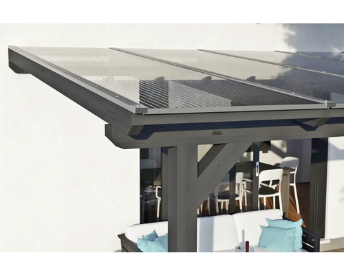 Detailní pohled na zastřešení terasy s transparentními panely a dřevěným rámem.