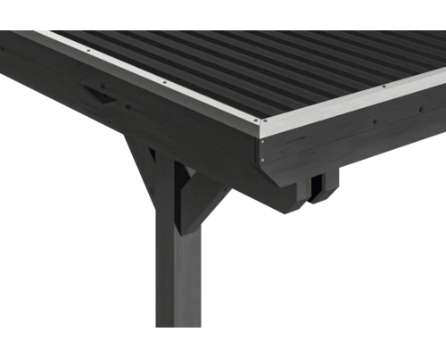 Detailní pohled na carport s kovovou krytinou a dřevěnou konstrukcí