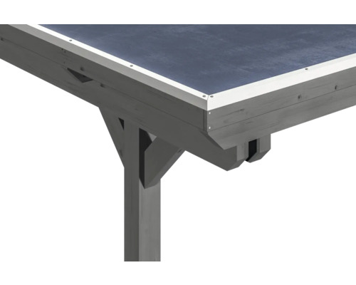 Detailní pohled na dřevěný zahradní altán se střechou