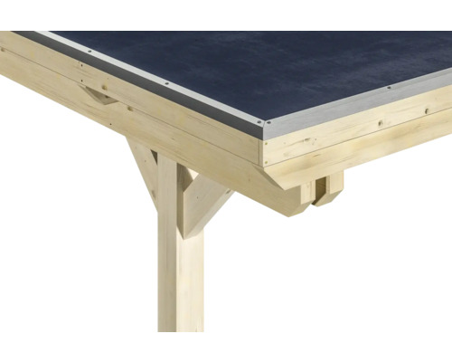 Detail dřevěného zahradního altánu se střešní lepenkou