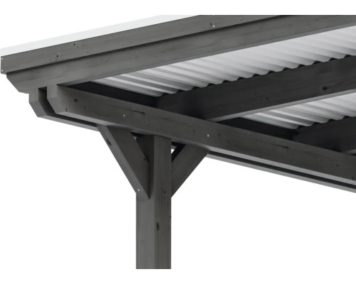 Detailní pohled na dřevěný altán s kovovou střechou