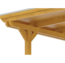 Detail dřevěné pergoly se sloupky a střešní konstrukcí