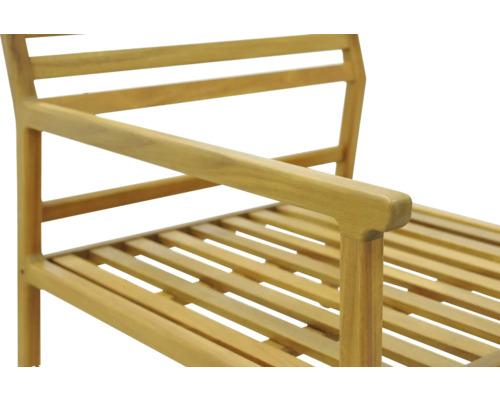 Detailní záběr dřevěné židle s područkou a lamelovým roštem