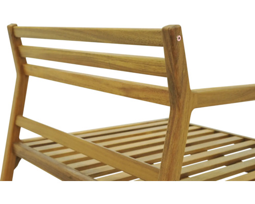 Detail dřevěného křesla s područkami a lamelovou konstrukcí pro venkovní použití