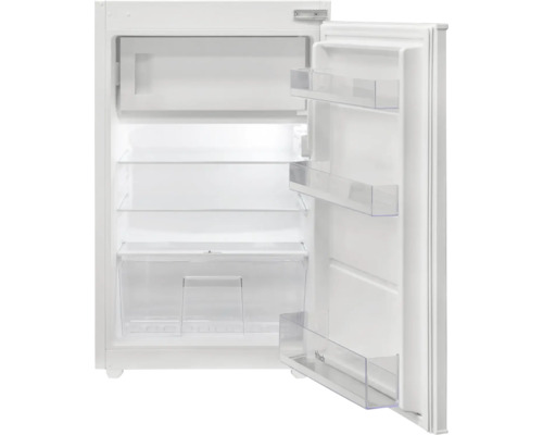 Otevřená bílá chladnička s policemi a přihrádkami