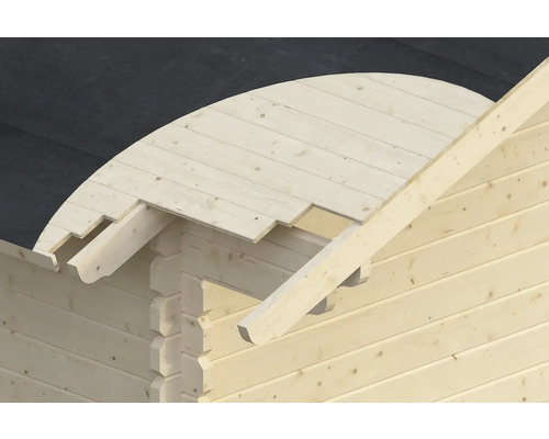 Detailní pohled na konstrukci střechy zahradního domku s dřevěnými trámy a bitumenovými pásy