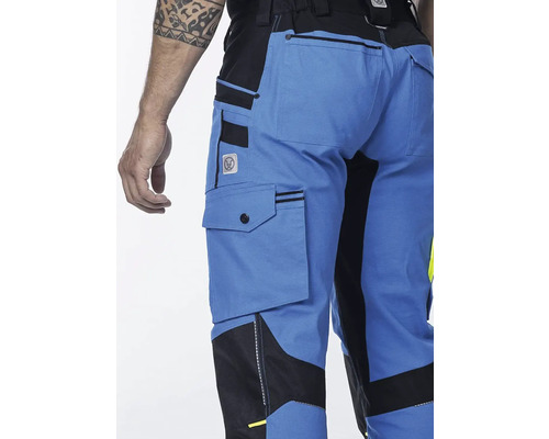 Modré pracovní kalhoty s několika kapsami