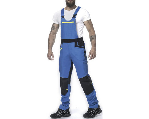 Muž v modrých a černých pracovních kalhotách s laclem.
