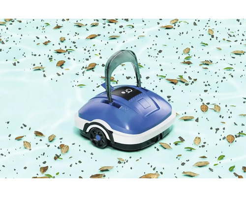 Čisticí robot do bazénu v bazénu s listím a nečistotami