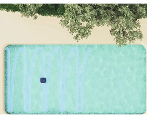 Pohled shora na bazén s robotem na čištění bazénů během čištění.