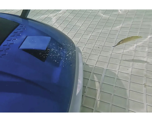 Čistič bazénů v provozu pod vodou s listem