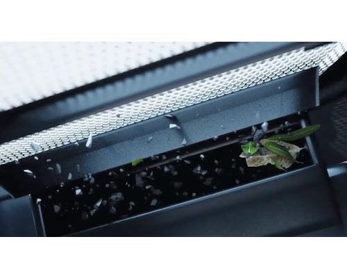 Čištění okapů s padajícím listím a částicemi nečistot