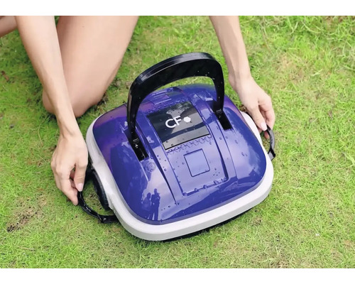 Automatický čisticí stroj na bazény na trávníku