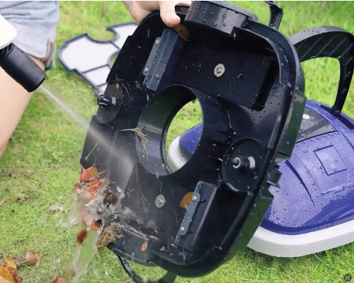 Čištění bazénového robota vodou