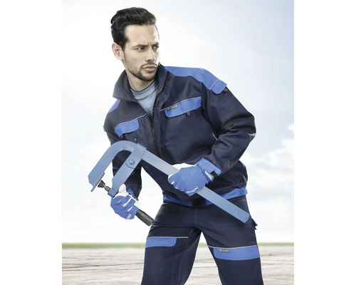 Muž v modrém pracovním oděvu se šroubovou svorkou