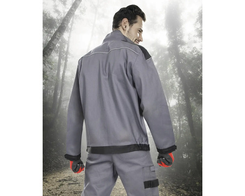 Muž zezadu v pracovní bundě a kalhotách do lesa