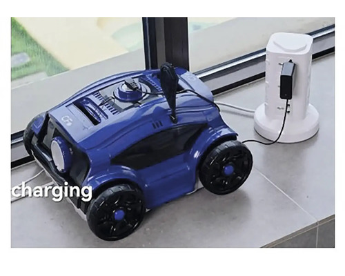 Modrý robotický čistič bazénů se nabíjí v nabíjecí stanici