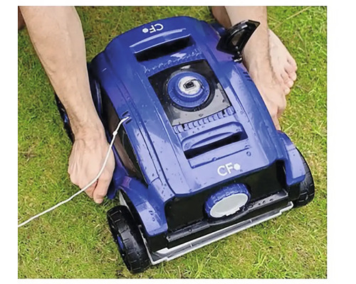 Modrý čisticí robot na bazény umístěný na trávě