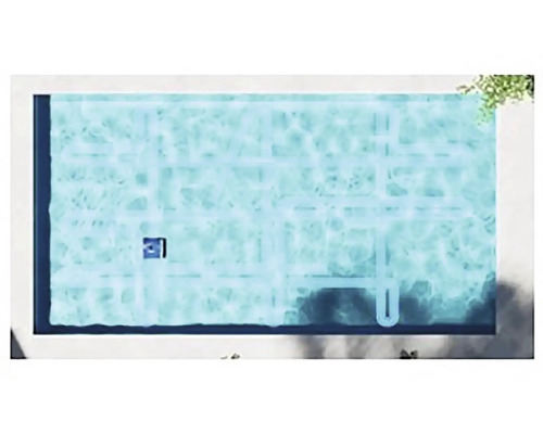 Bazén s vodou a okrajem bazénu