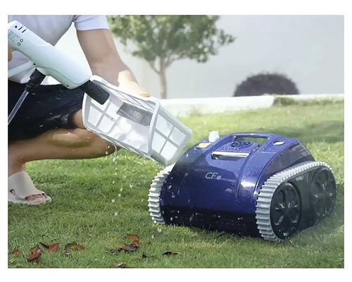 Čištění bazénového robota na trávě