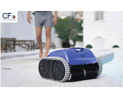 Robotický čistič bazénu na okraji bazénu