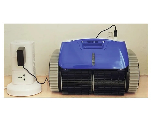 Modrý bazénový robot s nabíjecí stanicí