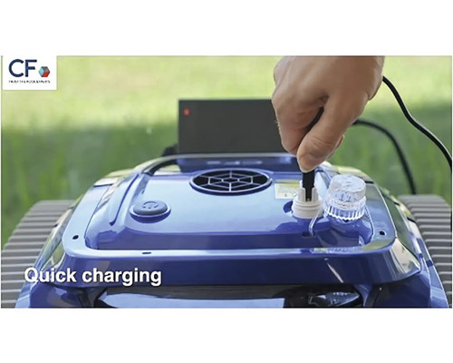 Robot na čištění bazénu se nabíjí nabíjecím kabelem