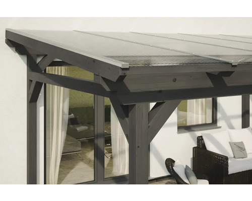 Detailní pohled na dřevěnou pergolu s transparentní střechou a nosnou konstrukcí