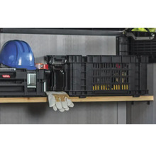 Regálový systém s boxem na nářadí, ochrannou přilbou a pracovními rukavicemi