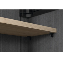 Police s držákem na tmavé stěně