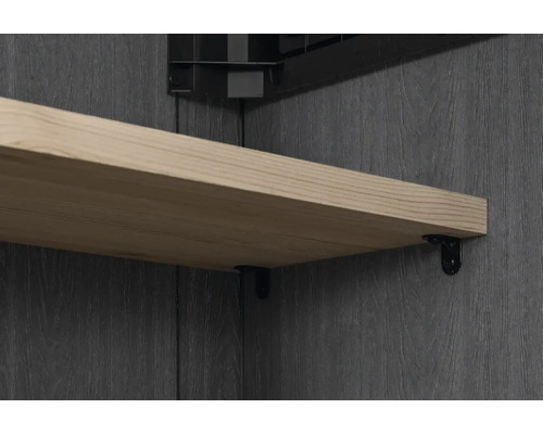 Police s držákem na tmavé stěně