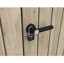 Dřevěné dveře s černou klikou a visacím zámkem