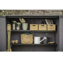 Zahradní regál s zahradním nářadím, květináči a úložnými boxy