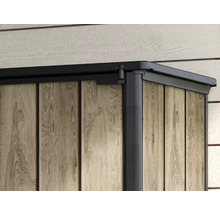 Detailní pohled na zahradní domek s dřevěným obkladem a tmavým rámem