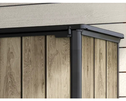 Detailní pohled na zahradní domek s dřevěným obkladem a tmavým rámem