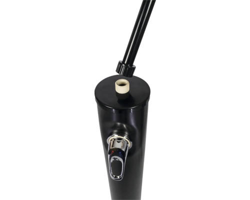 Detail zahradní sprchy s vodovodním kohoutkem