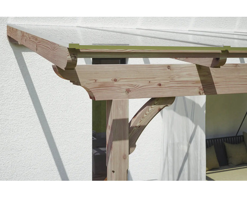 Detail dřevěné pergoly na stěně domu