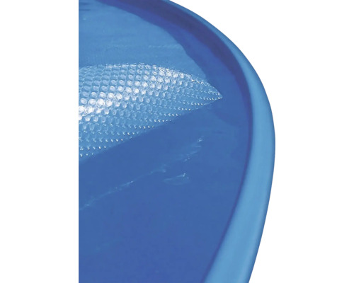 Detailní záběr bazénu se solární plachtou pro udržení tepla vody