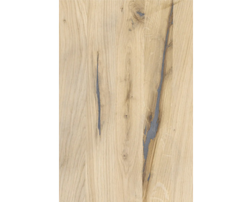 Detail dřevěného povrchu se suky a kresbou