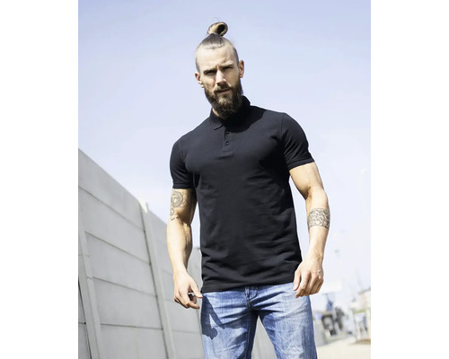 Muž s plnovousem a drdolem má na sobě polokošili