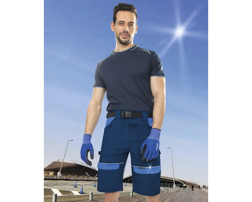 Muž má na sobě pracovní kraťasy, tričko a rukavice pro ochranu při práci