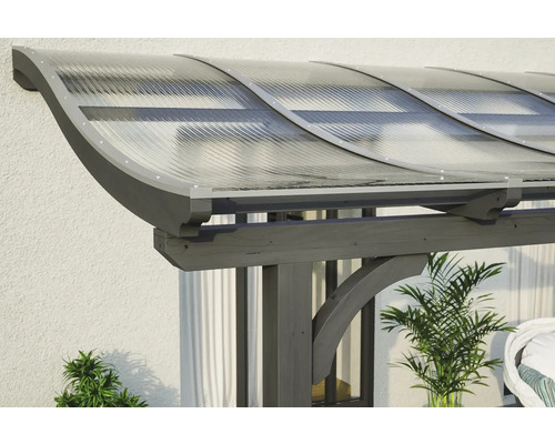 Detailní pohled na terasové zastřešení s průhlednými plastovými deskami na dřevěné konstrukci