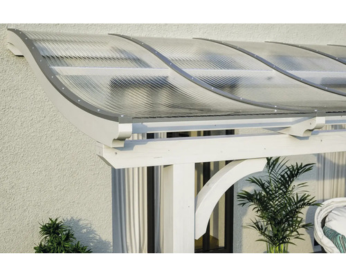 Detail terasy se stříškou s průsvitnými panely a dřevěnou konstrukcí