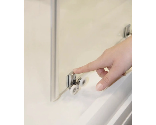 Detail sprchového koutu s prstem na válečkovém vedení