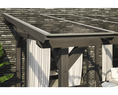 Detailní pohled na dřevěnou pergolu s průhlednou střechou a bílými závěsy