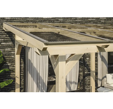 Detailní pohled na dřevěný altán s průhlednou střechou